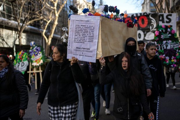 În Argentina, protestatarii au organizat o „înmormântare”, pentru a marca „decesul salariului”