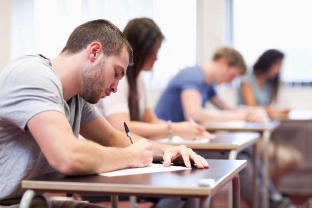 Bani de la Guvern pentru cei cu media 10 de la Bac şi absolvenţii cu media 10 de la evaluarea naţională