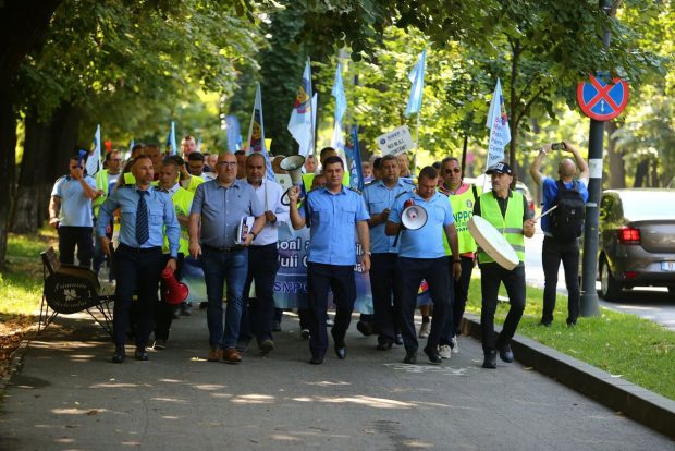 Sindicaliștii din Poliție și penitenciare, protest la Guvern și la sediile PSD și PNL. „Salariul este neatractiv, egal cu al unui muncitor necalificat”