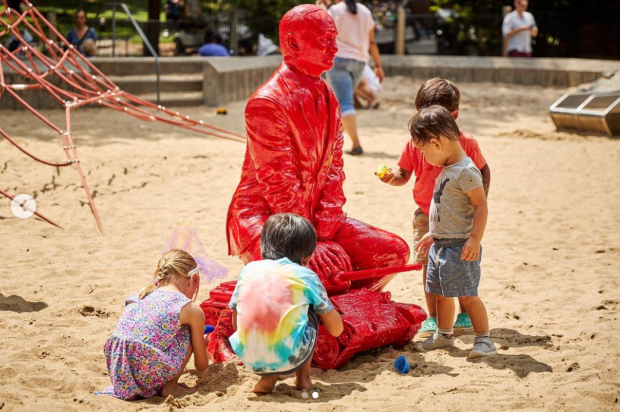 O sculptură care-l înfățișează pe Vladimir Putin vopsit în roșu și stând pe un tanc a fost amplasată într-un loc de joacă din Central Park din New York