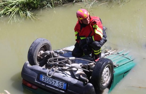 O româncă s-a înecat blocată de centura de siguranță în mașina răsturnată de cumnata ei într-un canal de irigații din Italia