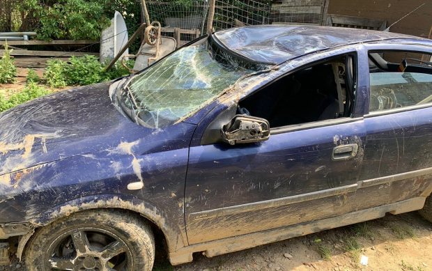 Polițiștii au tras peste 25 de focuri de armă pentru oprirea unui șofer în trafic, la Sălaj. Un pasager al mașinii a fost împușcat