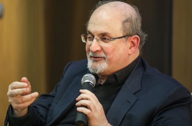 Prima reacție a Iranului după atacul asupra lui Salman Rushdie, scriitorul pe care îl condamnase la moarte pentru „Versetele satanice”