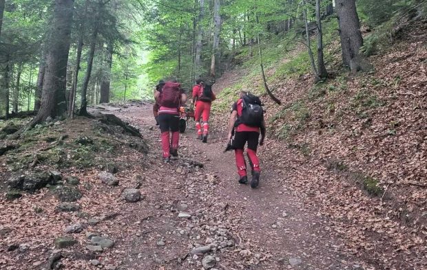 Trei adulți și doi copii, blocați pe munte după ce s-au rătăcit. Salvamont îi caută: „Nu mai găsesc poteca”