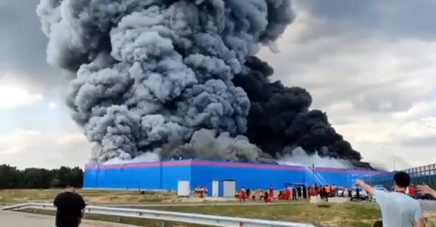 Incendiu de proporții la „Amazonul Rusiei”. O persoană a murit, 13 au fost rănite și au ars 40.000 de metri pătrați