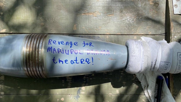 „Răzbunare pentru Mariupol!”. Ucrainenii plătesc pentru a scrie mesaje pe obuzele trase asupra rușilor. Banii sunt donați armatei