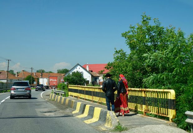 O discuție mereu sensibilă în societatea românească: de ce „țigani” e jignitor și omenește ar fi să spunem „romi”