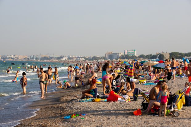 Cu camerele TV înțepenite, ca-n fiecare vară, pe România-la-mare, la-soare, televiziunilor de știri le scapă ceva