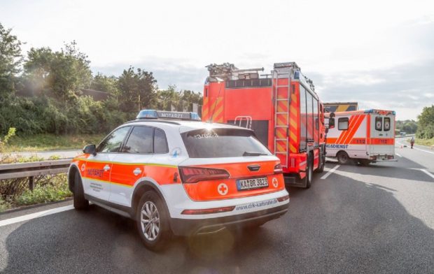 Camionagiu român căzut lângă TIR, pe piept cu o foaie pe care scria 112, lăsat pe o autostradă germană de șoferii care treceau pe lângă el