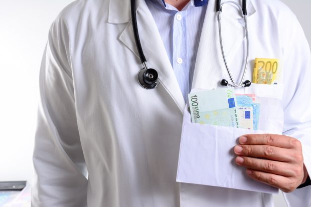 România, pe primul loc în Europa la șpaga dată în spitale. Medic: „E real și trist că se întâmplă. Doctorii câștigă suficient de mult”