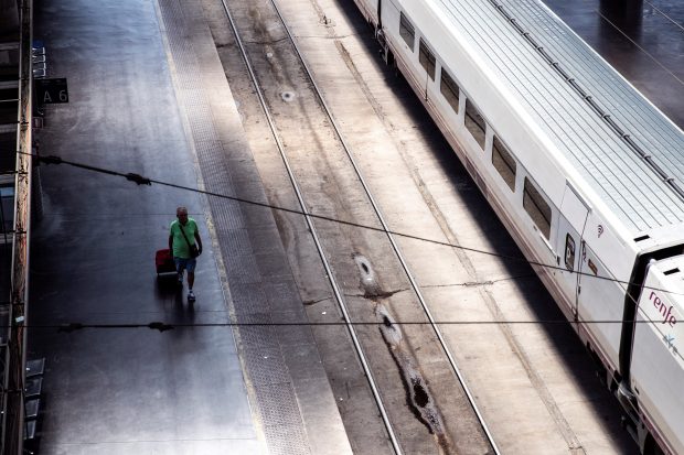 Un român, reținut în cazul furtului de cabluri care a dat peste cap circulația trenurilor dintre Madrid și Barcelona, scrie presa spaniolă