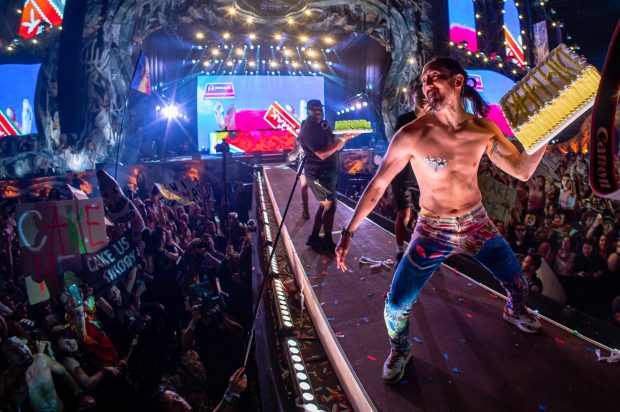 Steve Aoki a aruncat cu torturi la UNTOLD 2022. Imagini din prima zi de festival