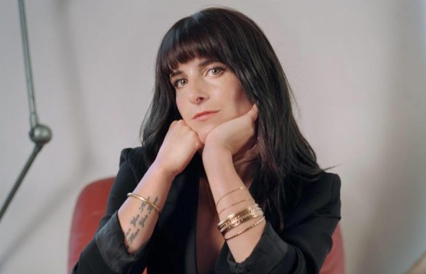 Ajunsă în România o singură dată, o cântăreața din Franța îi laudă pe români, dar critică Bucureștiul: „Am fost dezamăgită de trafic, de poluare”. Melodiile ei se aud la radio