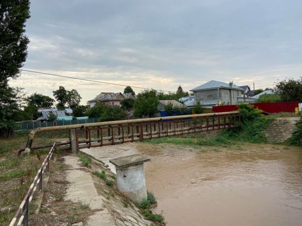 Copaci doborâți de vântul puternic și pericol de inundații în județul Galați