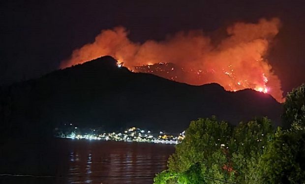 Un pensionar de 65 de ani, suspectat că a incendiat pădurile din Thassos, a fost reținut. Ce i-au găsit polițiștii în mașină