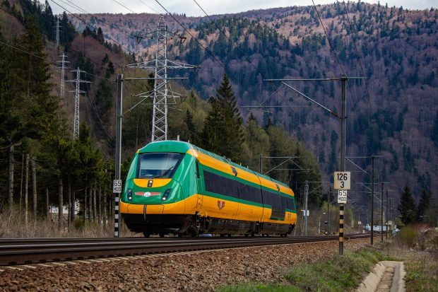 Un bărbat a leşinat de două ori din cauza căldurii, într-un tren de pe ruta Braşov – Bucureşti. Garnitura era arhiplină, iar controlorii încă tăiau bilete