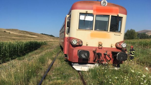 Un tren Regio fără pasageri a deraiat după ce a lovit o vacă, în Mureș