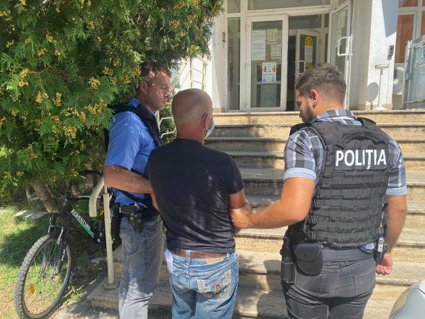 Un bărbat din Hunedoara a fost reţinut, după ce a omorât un câine. A aruncat cadavrul animalului pe copertina unei clădiri dintr-o staţie CFR