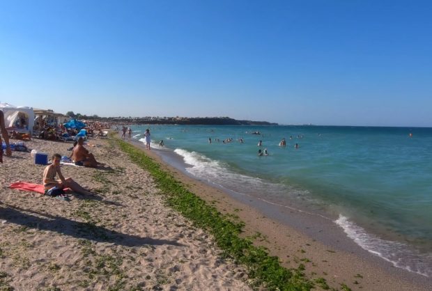 O fetiță de 10 ani, lăsată singură pe o saltea pneumatică, în Vama Veche, aproape să intre în apele Bulgariei