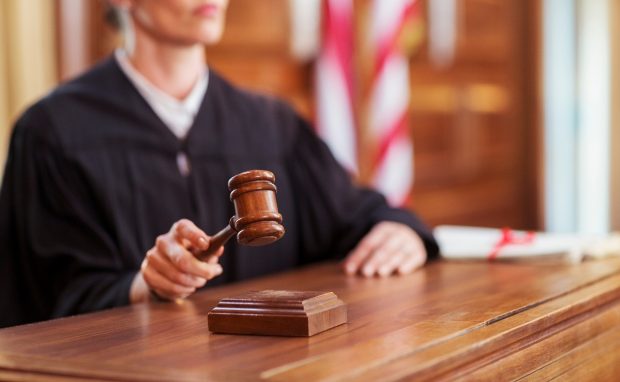 Bărbat din Vaslui obligat de judecători să locuiască în casă cu soția, dar să nu se apropie la mai mult de 5 metri de ea