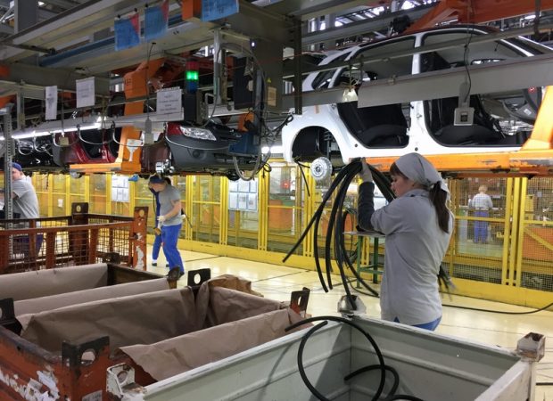 Cât plătește cel mai mare producător auto din Rusia ca să convingă angajații să își dea demisia. Motivul deciziei