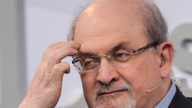 Presa iraniană, după atacul asupra lui Salman Rushdie: „Să sărutăm mâinile celui care a sfâșiat gâtul dușmanului lui Dumnezeu”
