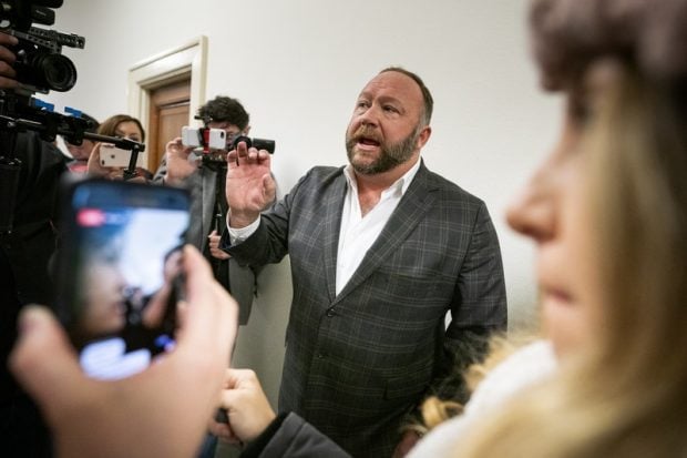 Alex Jones, promotor al teoriei conspirației, obligat să plătească suplimentar aproape o jumătate de miliard de dolari familiilor din Sandy Hook
