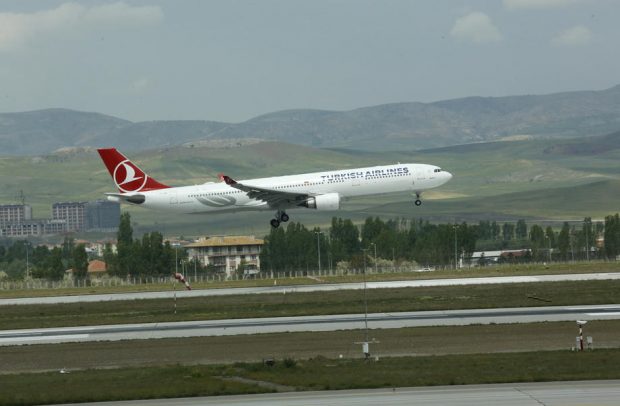 Aterizare de urgenţă pe Otopeni după ce un pasager a acuzat probleme medicale. Ulterior, acesta a fost declarat decedat