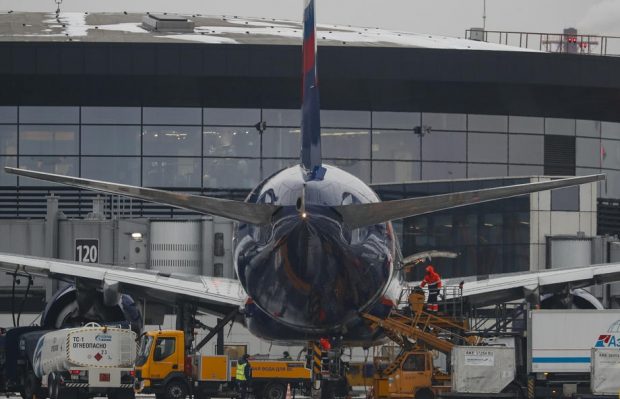 Reuters: Rusia dezmembrează avioane pentru a avea piese de schimb