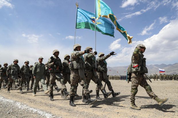 Kazahstan oprește exportul de tehnică militară timp de un an