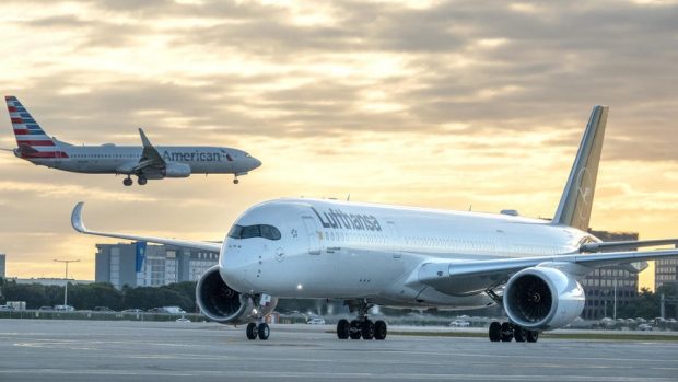 Aterizare de urgenţă la Bucureşti a unui avion care zbura pe ruta New Delhi-Frankfurt. Un tânăr a suferit un atac de cord, ulterior a fost transportat la spital
