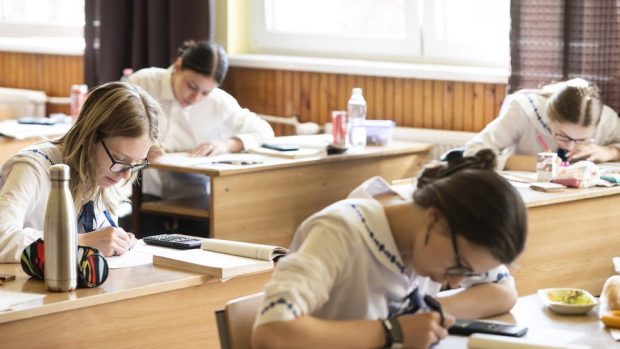 Curtea de Conturi din Ungaria: Natalitatea, afectată de numărul ridicat de femei care merg la facultate