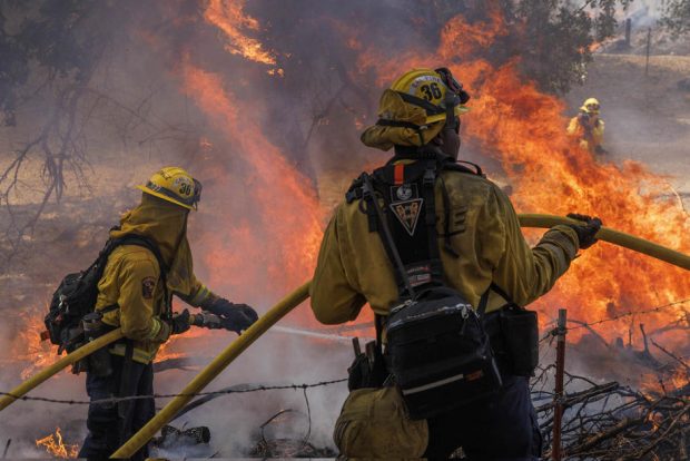 Incendiul McKinney se extinde în nordul statului California. Peste 21.000 de hectare au ars