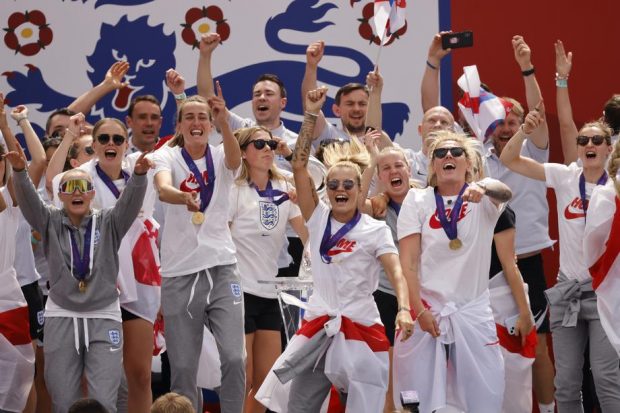Colosală diferența financiară între fotbalul feminin și cel masculin. Un jucător mediu din Premier League câștigă într-o săptămână cât ia o jucătoare în doi ani!