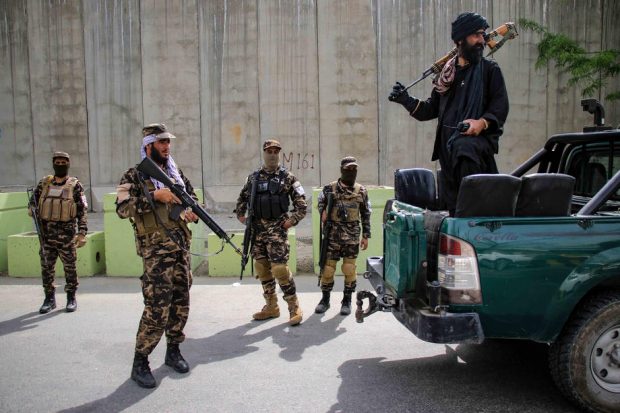 Talibanii au eliberat doi deținuți americani, închiși în Afganistan. Washingtonul a salutat „gestul de bunăvoință”