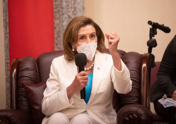„Incitatoare la război Pelosi, pleacă din Taiwan”. Mesajul care a apărut pe ecranele TV din magazinele din Taipei