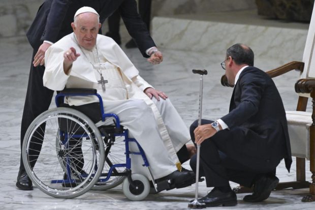 Papa Francisc și-a ales un asistent medical personal
