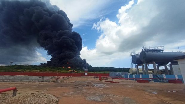 Incendiu uriaș la un depozit de petrol din Cuba, provocat de un fulger. 17 pompieri sunt dați dispăruți în urma intervenției