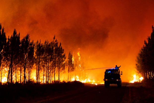 Franța se confruntă cu un incendiu „monstru” în apropiere de Bordeaux. Pompieri români, trimiși în ajutor