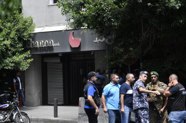 Un bărbat înarmat ține ostatic personalul unei bănci din Liban, cerând să i se dea toți banii pe care îi are în cont