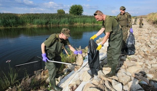 Dezastru ecologic, tone de peşti morţi. Autoritățile poloneze oferă recompensă pentru detalii care duc la cei care au otrăvit fluviul Oder