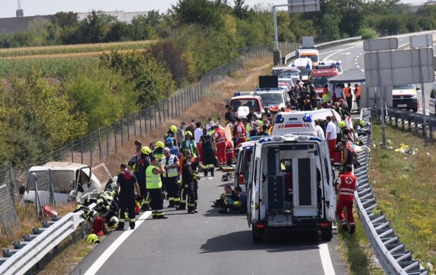 Trei morți și 17 răniți, după ce o dubă care transporta migranți s-a răsturnat la granița Austriei cu Slovacia