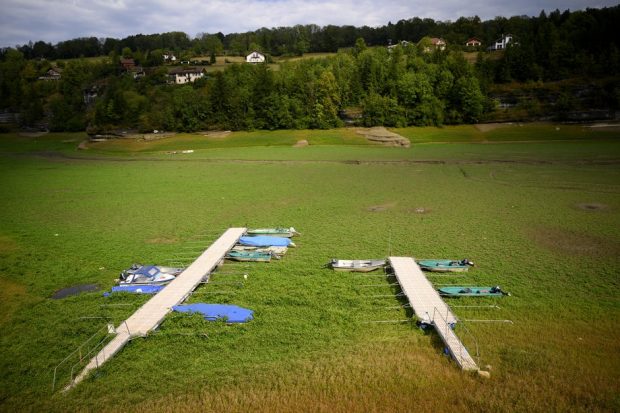 Lacul Brenets din Elveția a secat complet. Bărcile stau într-o poieniță!