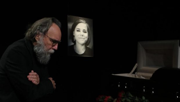 „Daria a murit pentru victoria noastră”. Discursul lui Dughin la înmormântarea fiicei sale