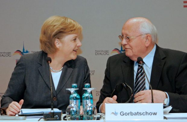 Angela Merkel a invocat „o accidentare la genunchi” drept motivul pentru care nu merge la înmormântarea lui Gorbaciov
