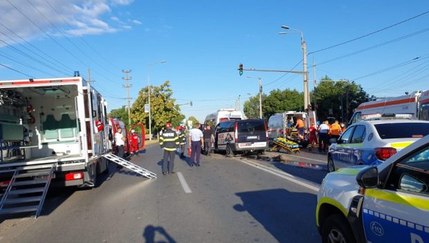 Accident cu 12 răniți, la ieșirea din Arad. Au fost implicate un microbuz și trei autoturisme