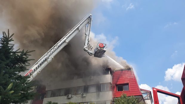 Incendiu la mansarda unui bloc din orașul Popeşti-Leordeni. A fost emis mesaj Ro-Alert din cauza fumului