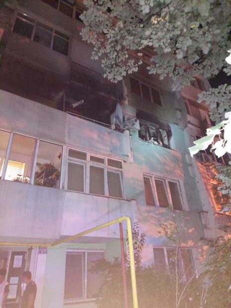 Mai multe persoane au fost evacuate dintr-un bloc din Craiova, din cauza unui incendiu izbucnit într-un apartament