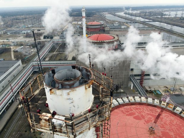 Trupele Rusiei și-au consolidat pozițiile la centrala nucleară Zaporojie, spun martorii. Au săpat noi tranșee și au pus mine