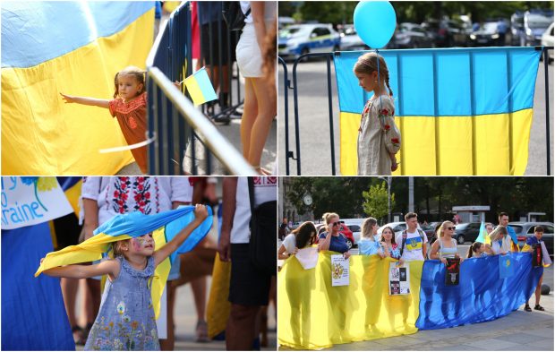 REPORTAJ. 150 de ucraineni au venit în fața ambasadei din București de ziua lor națională. „Vă mulțumim, oameni ai României”